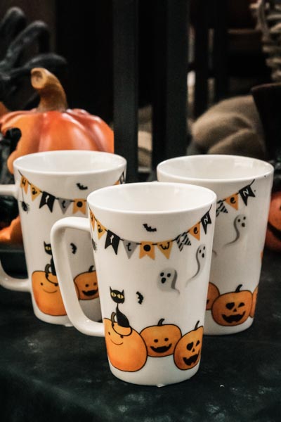 Jolies tasses pour déjeuner dans l'ambiance d'Halloween
